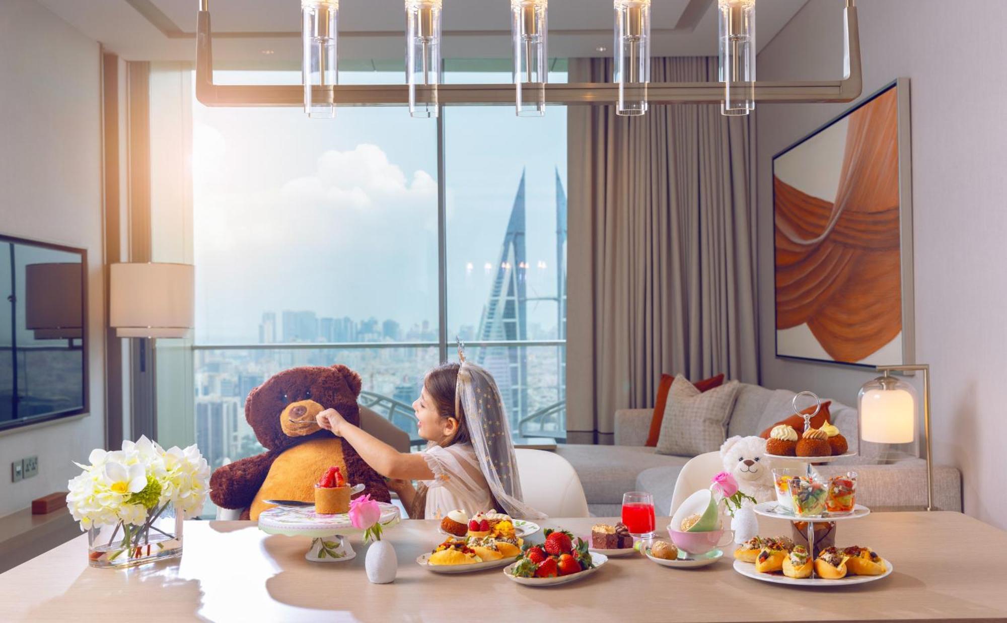 Onyx Rotana Ξενοδοχείο Μανάμα Εξωτερικό φωτογραφία A woman with a teddy bear