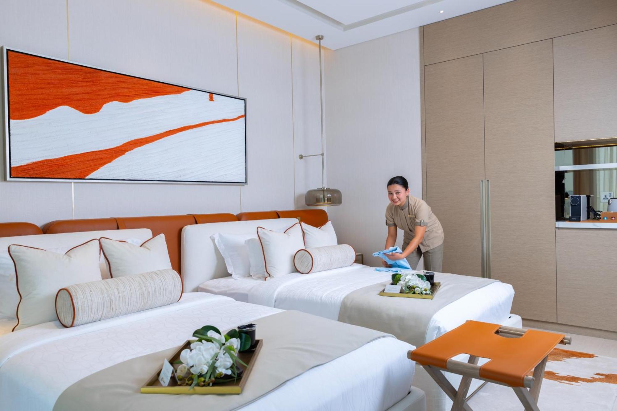Onyx Rotana Ξενοδοχείο Μανάμα Εξωτερικό φωτογραφία A housekeeper making a bed at a hotel
